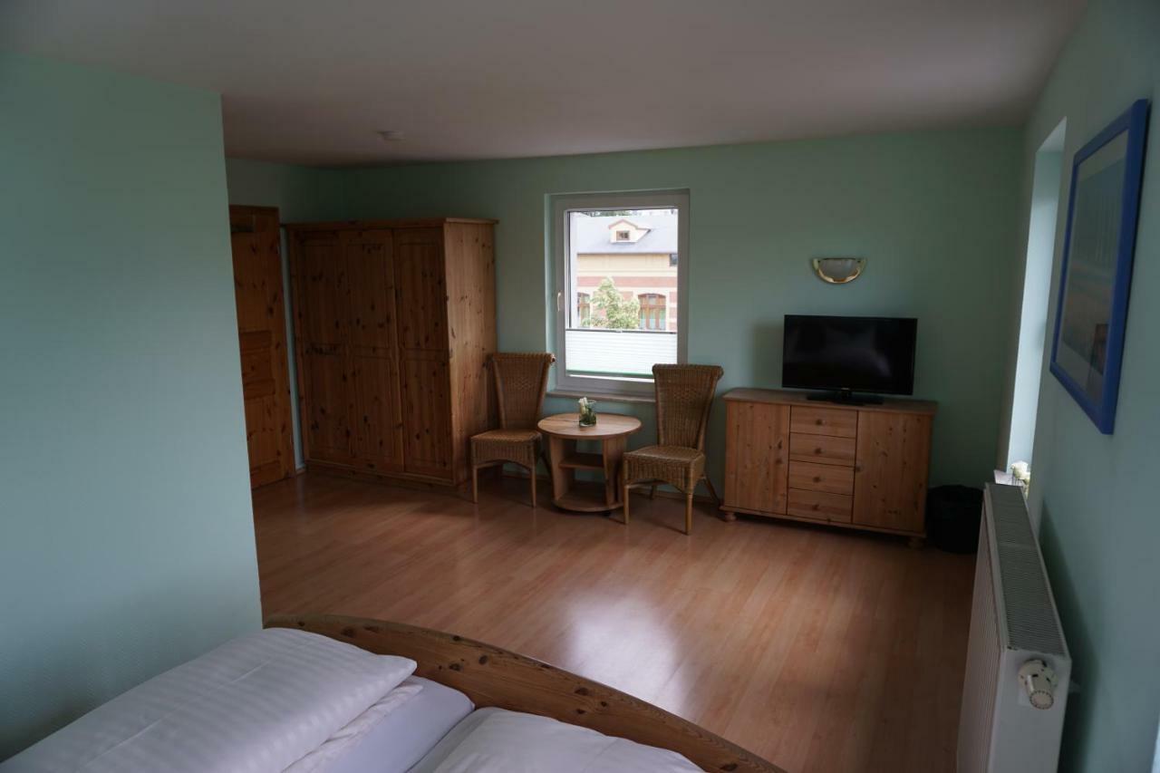 Hotel Am Bahnhof 瓦伦 外观 照片